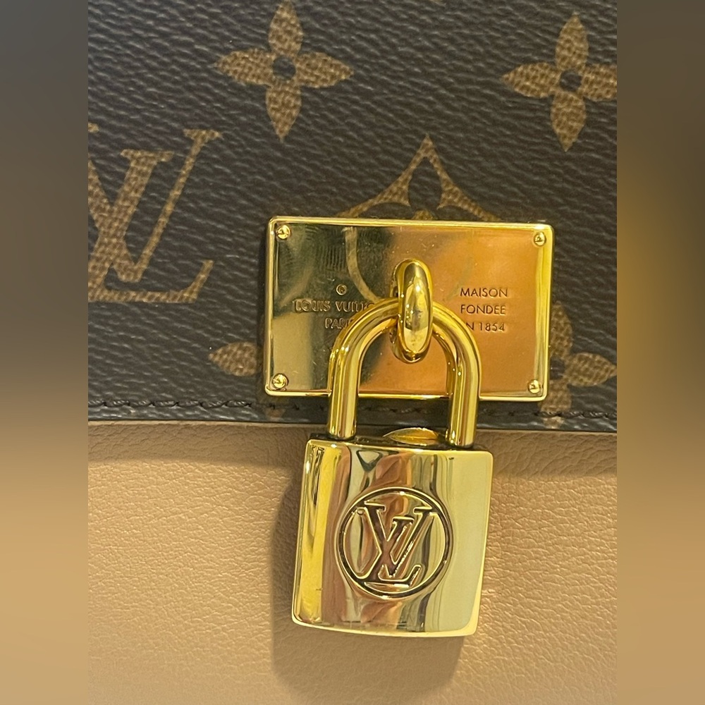 Louis Vuitton Monogram Canvas Shoulder Bag with Beige Pocket - Picture 2 of 11